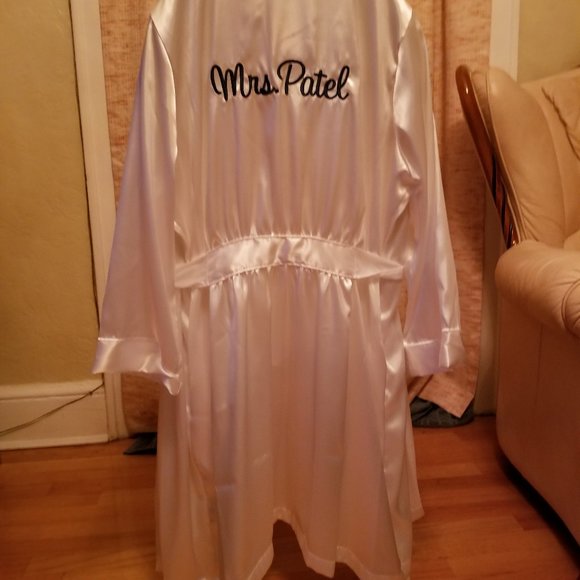 Mrs. Patel Robe (New/Unused) - Picture 2 of 4